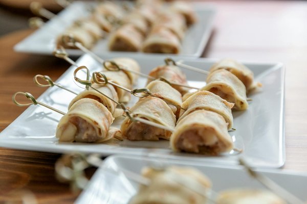 Comment préparer des wraps de salade avec du poulet grillé et une sauce à l'avocat pour une option sans gluten?