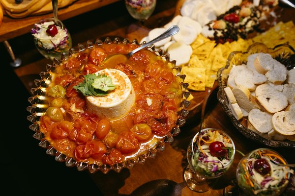 Quelle est la méthode pour préparer des éclairs au praliné avec une pâte à choux légère ?