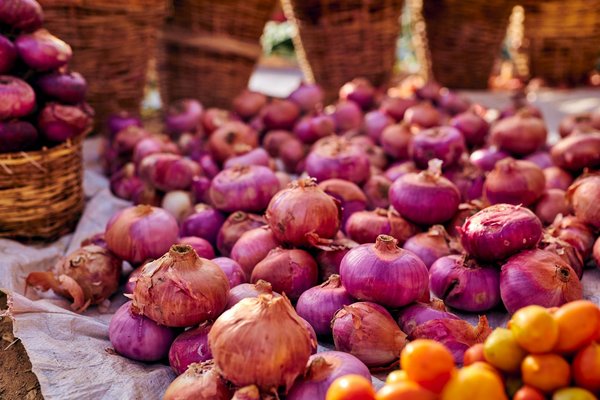 Quels sont les avantages d'un four à convection avec tournebroche pour des rôtis uniformes?