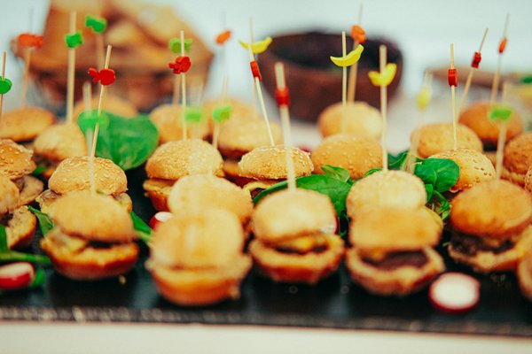 Comment préparer un filet de bœuf Wellington avec une pâte feuilletée dorée?