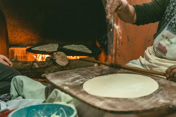 Comment préparer des crêpes au sarrasin avec une garniture de légumes de saison?