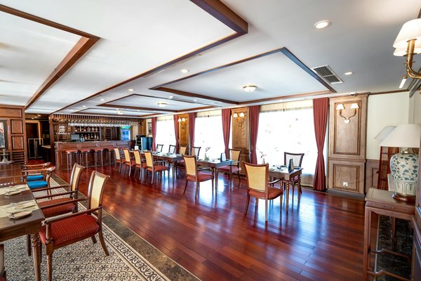 Quelles sont les meilleures pratiques pour offrir des options de plats à base de tofu dans un restaurant asiatique ?