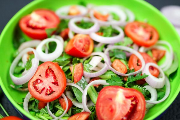 Quels conseils pour réaliser une soupe de tomates rôties avec du basilic frais?