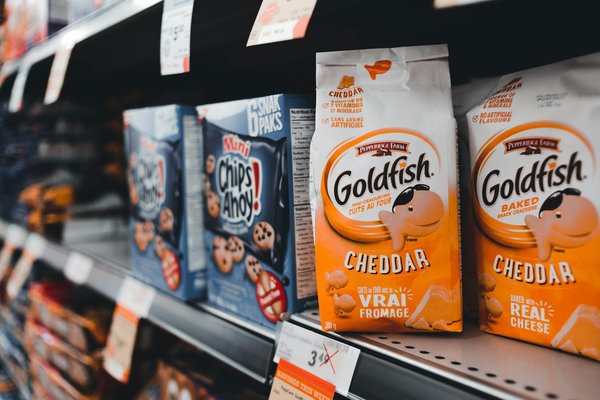 Quelle est la méthode pour préparer des profiteroles avec une sauce au chocolat chaud ?